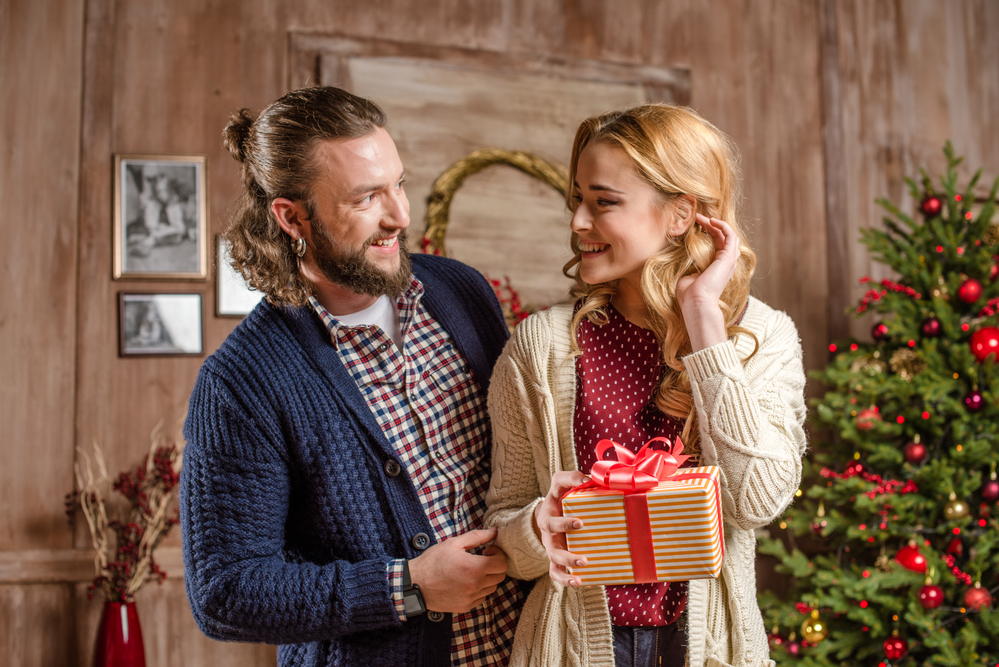 彼女にクリスマスプレゼントを贈る男性